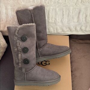 UGG Women's grey Bailey button triplet ll